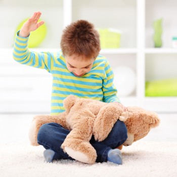 Comportamiento agresivo de los niños con TEA: cómo calmarles con amor