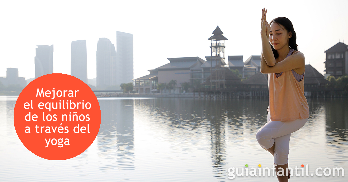 La postura del águila del yoga para los niños