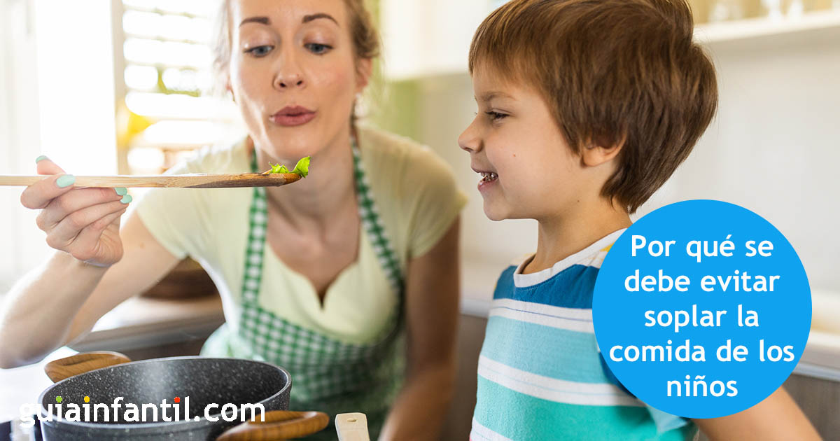 por qué evitar soplar la comida de los niños