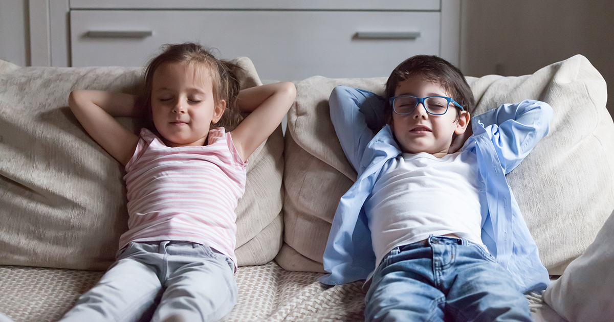 Niños que toman decisiones con pensamiento crítico