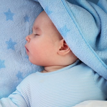 Cuánto tiempo de siesta necesitan los niños cada día (según su edad)