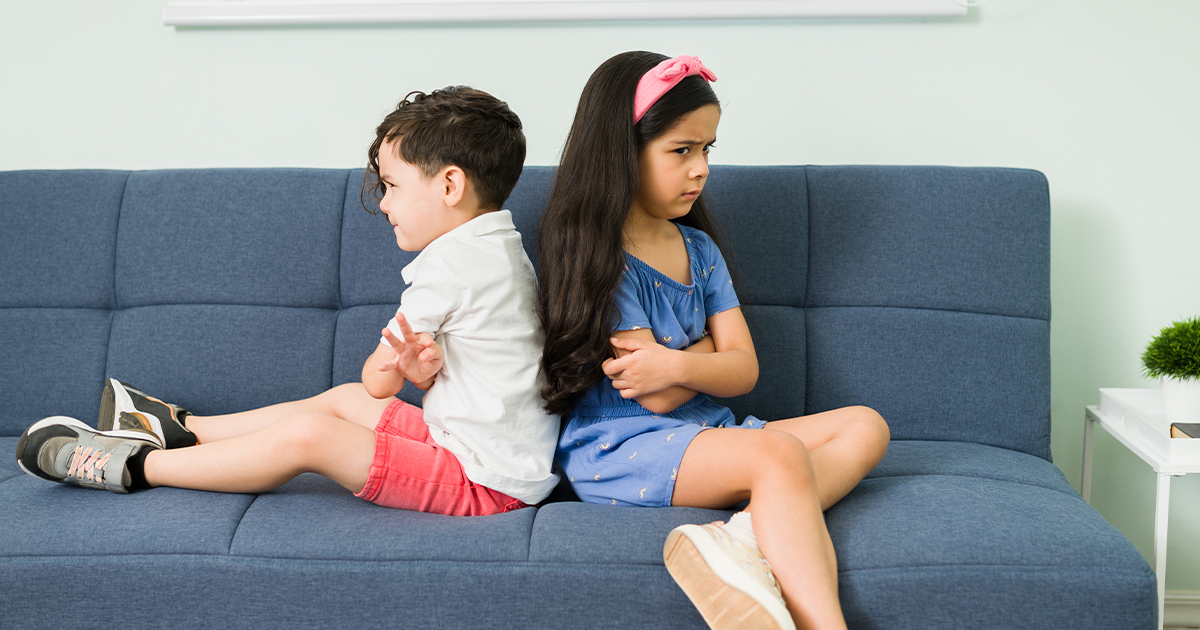 Hermanos que discuten todo el rato