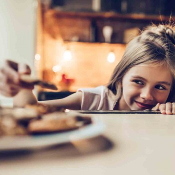 El peligroso hábito de que el niño coma entre horas. Dieta infantil