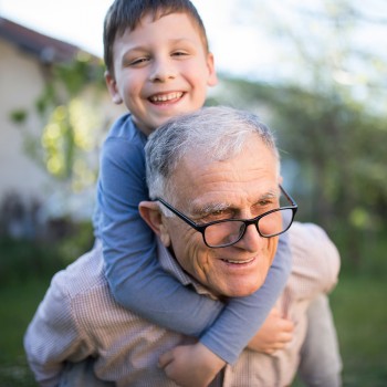 Un Día de los Abuelos único para nietos y abuelitos - Frases, regalos...