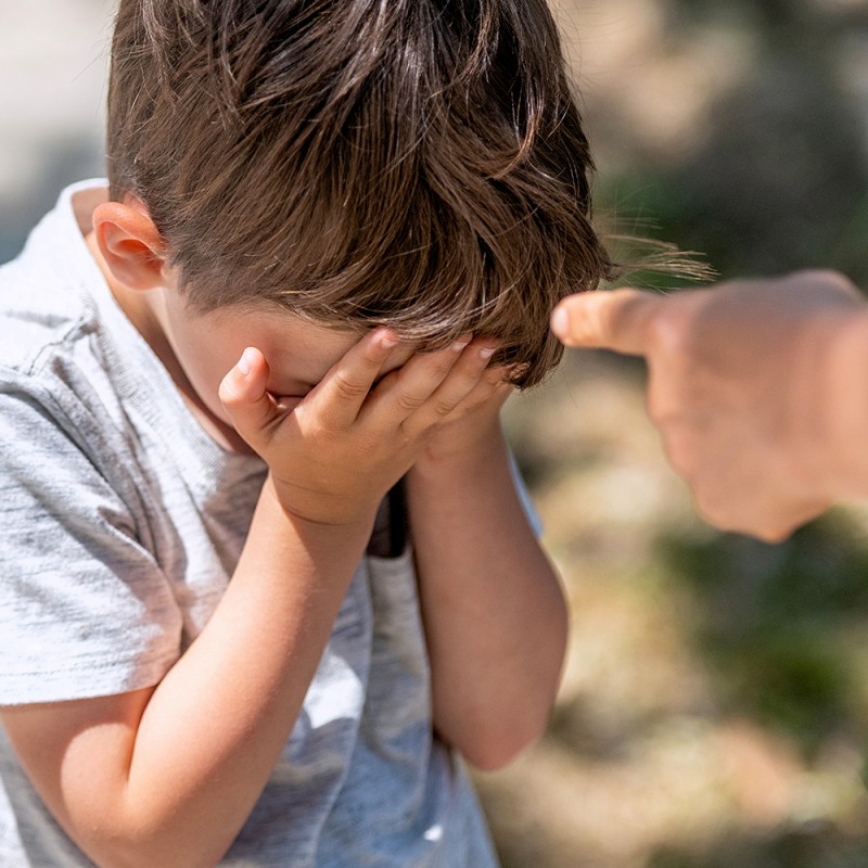 Nunca insultes a tu hijo, ni siquiera le llames tonto o bobo. Autoestima