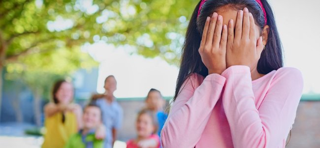 Consejos para enseñar a los niños a defenderse del daño de los apodos del colegio