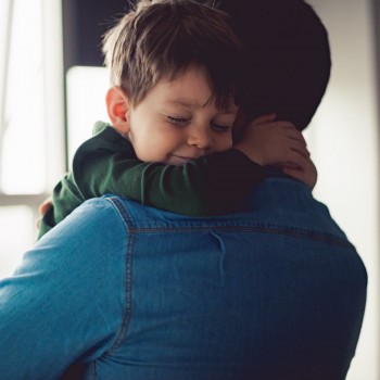 6 señales que indican que un niño necesita más amor y cariño