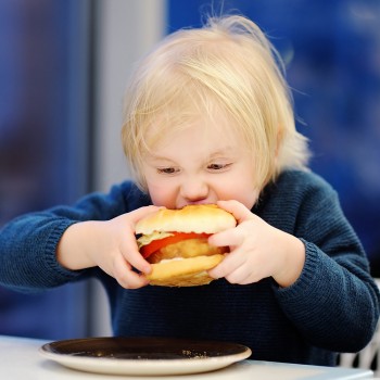 Cómo enseñar a los niños a comer bien y evitar la obesidad