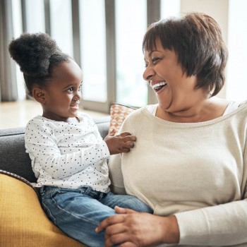 Por qué es tan importante la abuela materna para un niño