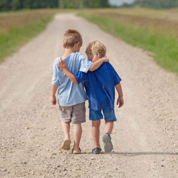 Explicar a los niños la gran importancia de tener y cuidar a los amigos