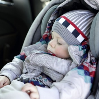 Llevar al niño en la silla del coche con el abrigo es peligroso