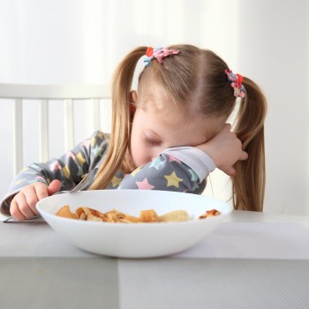 Los riesgos de mandar al niño a la cama sin cenar
