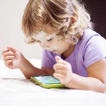 Así cambia el cerebro de los niños cuando abusan de las pantallas