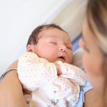 El peligro de que el bebé aspire meconio durante el parto