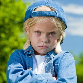 Niños que retan constantemente a sus padres con su conducta desafiante