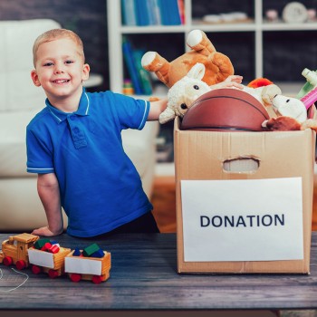 Enseñar a los niños a ser más altruistas y solidarios ayudando a los demás