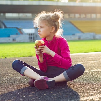 7 hábitos de alimentación saludable para niños deportistas
