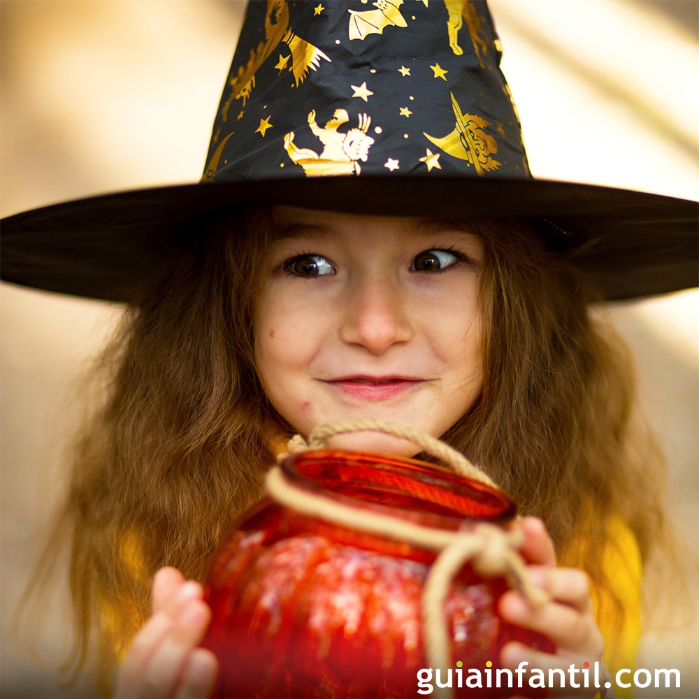 dos Así llamado social Sombrero de bruja casero. Disfraz de Halloween fácil y barato para niños