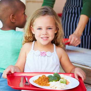 Pros y contras para los niños de comer en casa o comer en el colegio