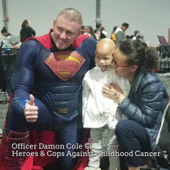 El policía que se viste de superhéroe para ayudar a niños con cáncer