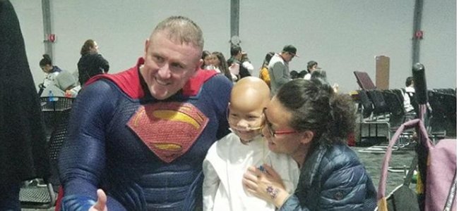 policía que se disfraza de superhéroe para ayudar a niños enfermos