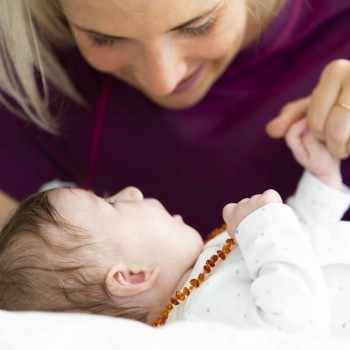El peligro de poner collares de ámbar a bebés para el dolor de dientes