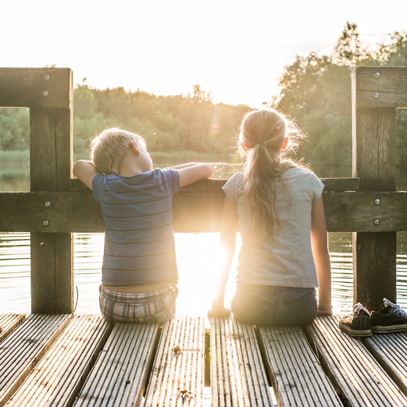 Metáfora Mindfulness del lago calmado para relajar a niños nerviosos