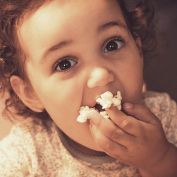 Por qué una palomita de maíz puede matar a un niño pequeño