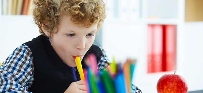 Malos hábitos diarios que estropean los dientes de los niños