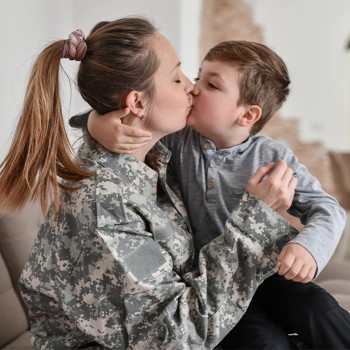 Dar besos en los labios a los niños: ¿está bien o es mejor no hacerlo?