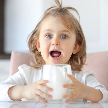 La leche sigue siendo importante para tu hijo después de los 12 meses