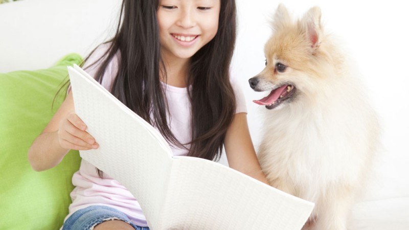 Beneficios de las terapias de lectura con perros para los niños