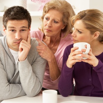 ¿Tu suegra se mete en tu pareja y la educación de tus hijos? Pon límites
