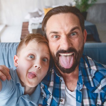 Juegos en casa para hacer reír a los niños y conectar emocionalmente