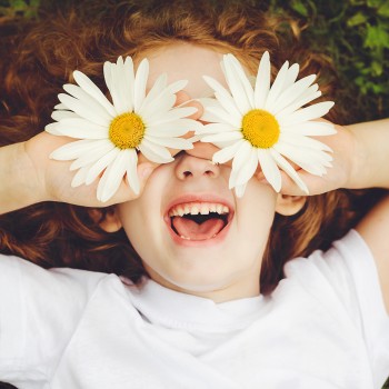 La primavera y los niños. Juegos al aire libre para despertar los sentidos