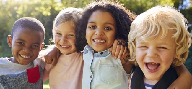 rasgos que definen niños color verde