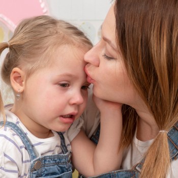 El beso de las madres puede curar las heridas de sus hijos