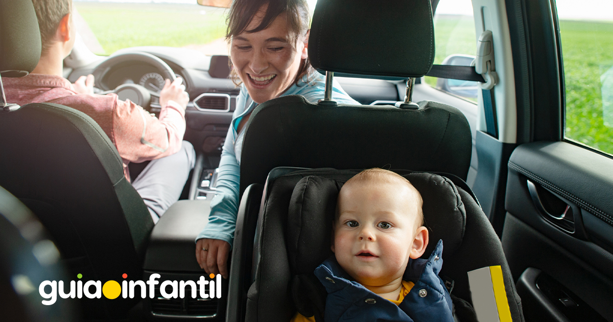 Niños viajando a contramarcha en el auto