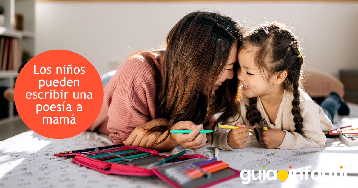 Los niños escriben una poesía a mamá