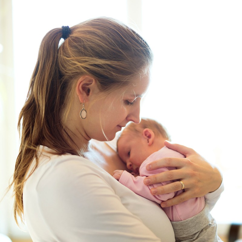 Cargar a tu bebé cuando llora NO lo va a malcriar ni tendrá mamitis