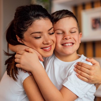 4 juegos para conectar con tu hijo emocional y físicamente a diario