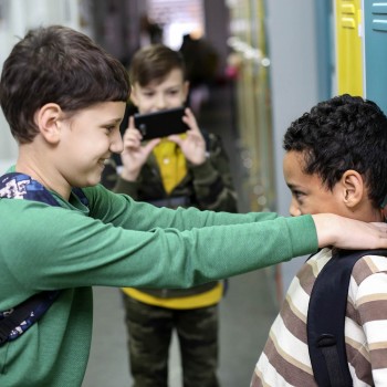 El que permite, se calla, no hace nada y no denuncia el bullying o acoso escolar, es cómplice