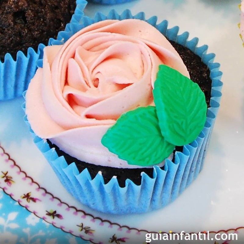 Un cupcake decorado con una rosa para regalar a mamá en el Día de la Madre