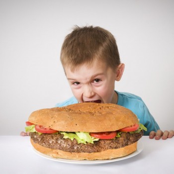 Tan malo es que el niño coma mucho como que el niño coma poco