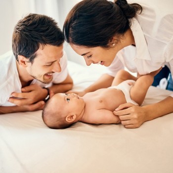 El increíble poder de las caricias para aliviar el dolor a los bebés