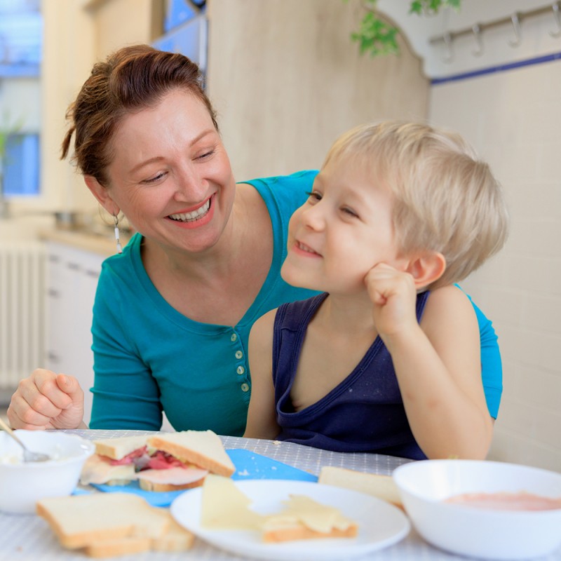 De qué hablar en la cena para conectar con tu hijo y pasar un rato mágico