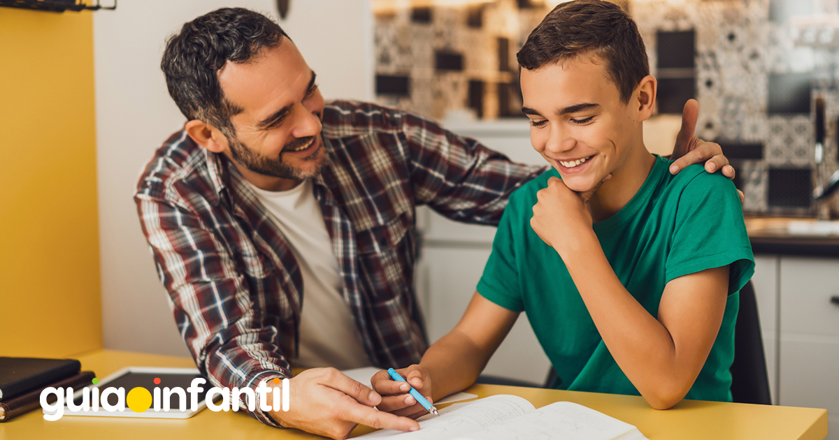 Padres que ayudan a sus hijos a estudiar