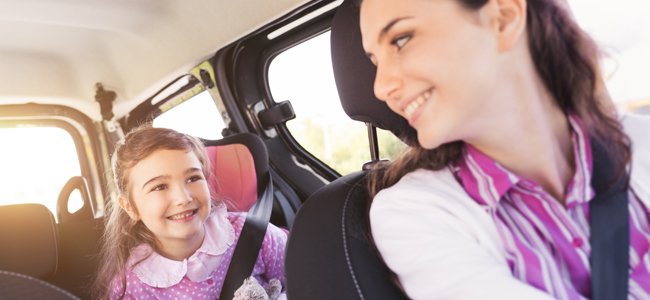 gestos que debes evitar cuando viajas con niños en el coche y al volante