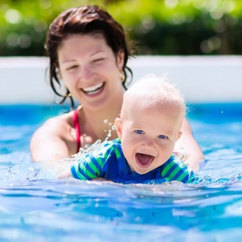 7 pasos para enseñar a nadar a un niño. Guía práctica de natación para bebés