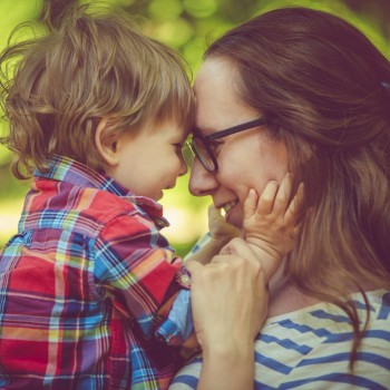 El lenguaje secreto de una madre a un niño a través de las miradas